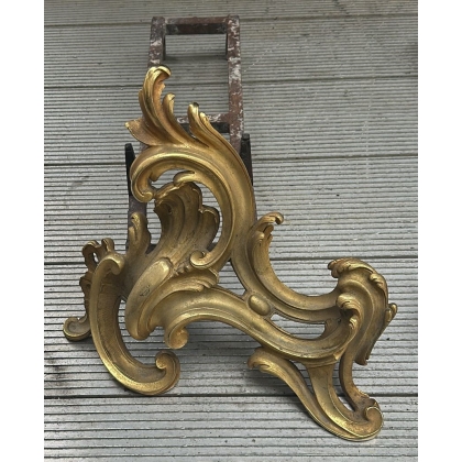 Paire de chenets Louis XV en bronze doré et fonte