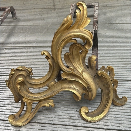 Paire de chenets Louis XV en bronze doré et fonte