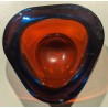 Coupe triangulaire en verre rouge et bleu