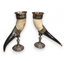 Paire de Cornes à boire, pied en métal argenté