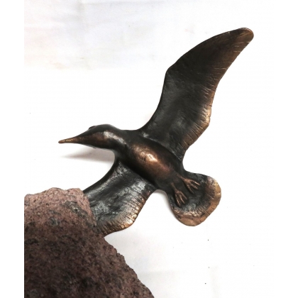 Mouette en bronze sur une pierre