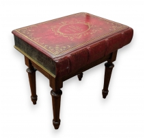 Table d'appoint immitant un livre