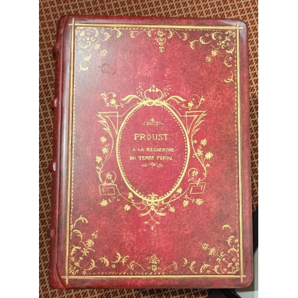 Table d\'appoint immitant un livre