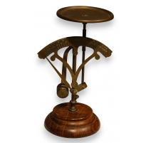 Pèse-lettres en laiton, socle en bois