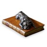 Presse-papier Boxer sur un livre beige