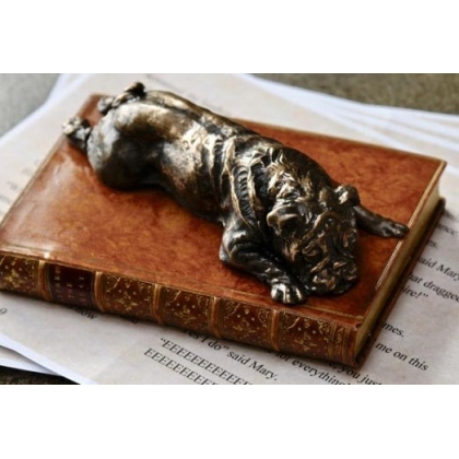 Presse-papier Boxer sur un livre beige