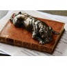 Presse-papier Boxer sur un livre beige