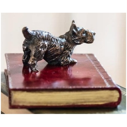 Presse-papier Terrier écossais sur un livre rouge