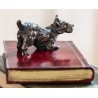 Presse-papier Terrier écossais sur un livre rouge