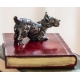 Presse-papier Terrier écossais sur un livre rouge
