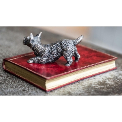 Presse-papier Terrier écossais sur un livre rouge