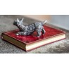 Presse-papier Terrier écossais sur un livre rouge