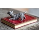 Presse-papier Terrier écossais sur un livre rouge