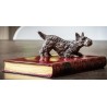 Presse-papier Terrier écossais sur un livre rouge