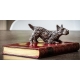 Presse-papier Terrier écossais sur un livre rouge
