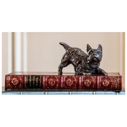Presse-papier Terrier écossais sur un livre rouge