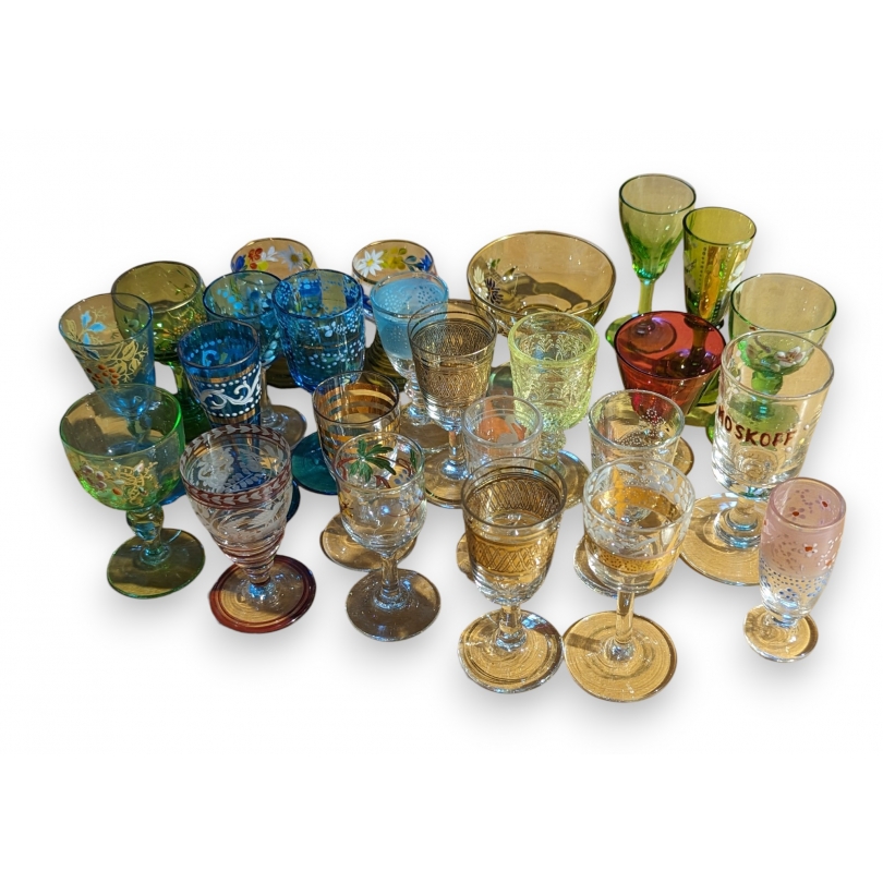 Lot de 25 verres sur pied miniature en verre