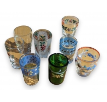 Lot de 8 verres sur miniature en verre émaillé