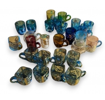 Lot de 27 tasses miniature en verre émaillé