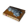 Presse-papier Boxer sur un livre beige