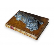 Presse-papier Boxer sur un livre beige