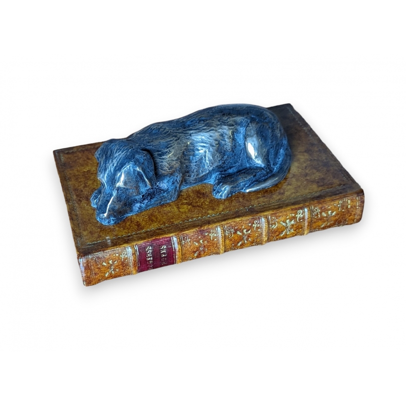 Presse-papier Labrador sur un livre beige
