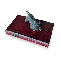 Presse-papier Terrier écossais sur un livre rouge