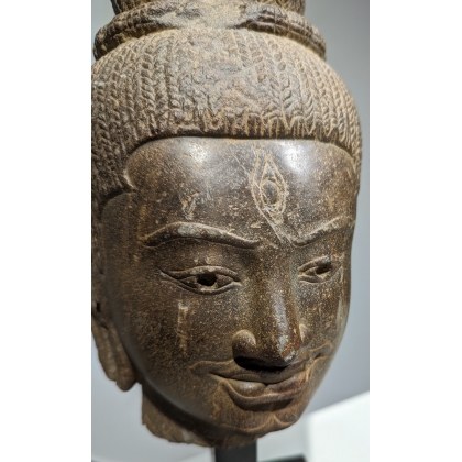 Tête de Shiva en pierre sculptée