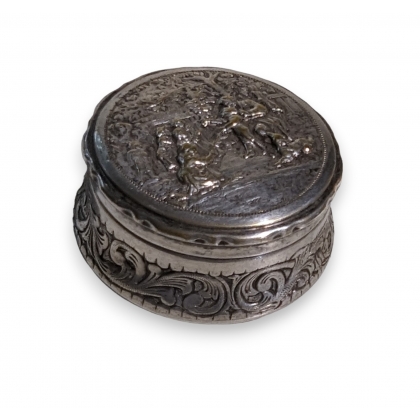 Boite ronde en métal argenté repoussé