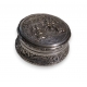 Boite ronde en métal argenté repoussé