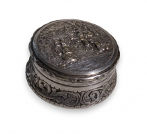 Boite ronde en métal argenté repoussé