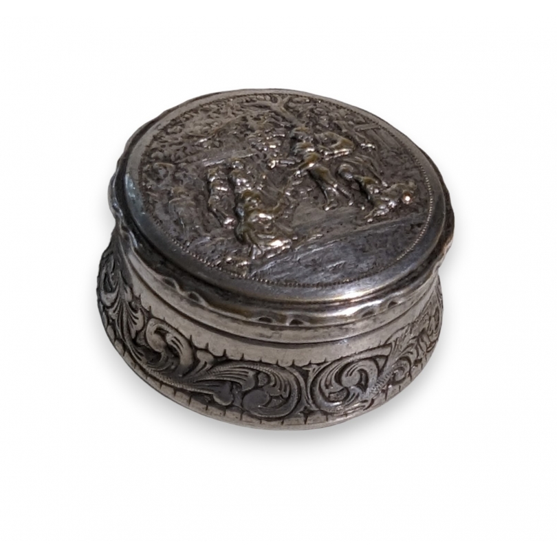 Boite ronde en métal argenté repoussé