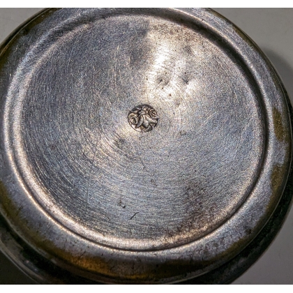 Boite ronde en métal argenté repoussé