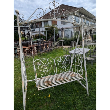  Balancelle Vienna en fer forgé blanc cassé sur  Moinat SA  - Antiquités décoration
