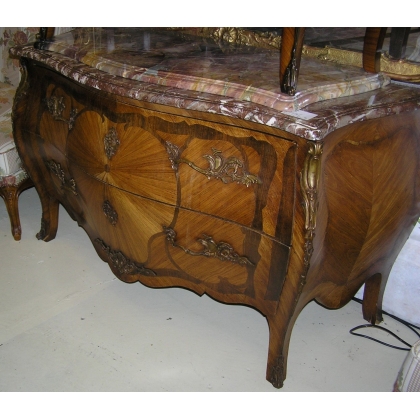  Commode, style Louis XV, dessus marbre sur  Moinat SA  - Antiquités décoration