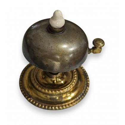 Cloche d\'hôtel en laition et métal