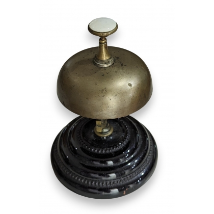 Cloche d\'hôtel en laition et terre cuite noire