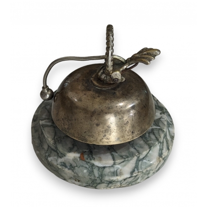 Cloche d\'hôtel en laition et marbre gris