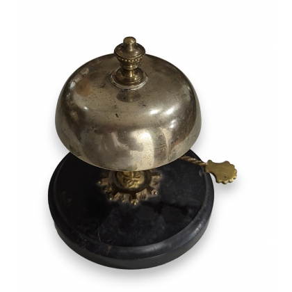 Cloche d\'hôtel en laition et méta