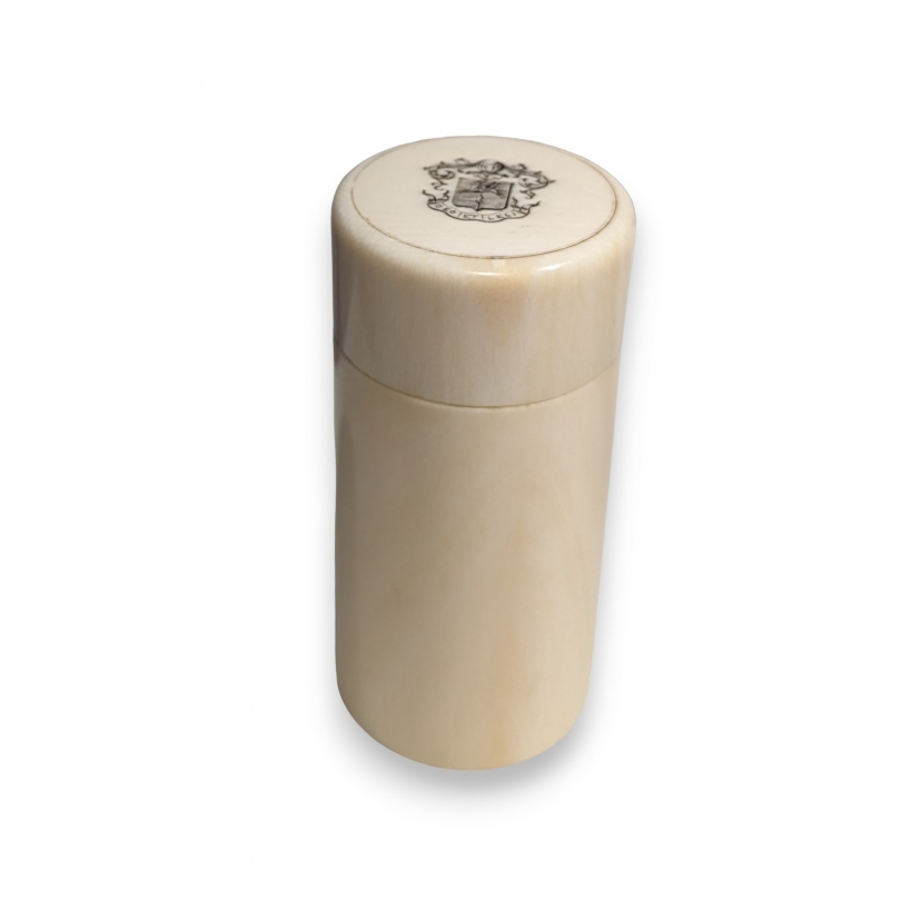 Round ivory box with a coat of arms