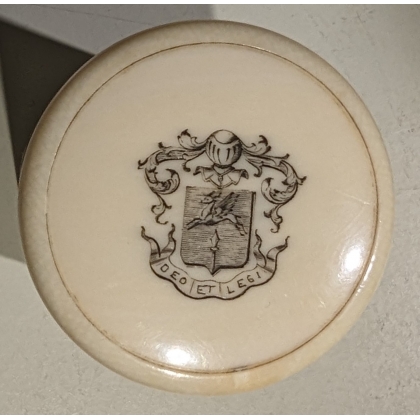 Round ivory box with a coat of arms