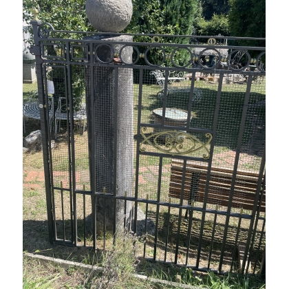 Portail à deux vantaux en fer forgé