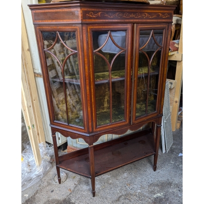 Vitrine anglaise à pans coupés