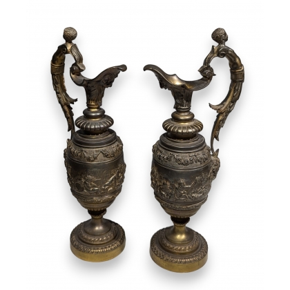 Paire d\'aiguières en bronze