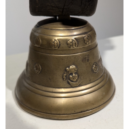 Cloche marquée IHS