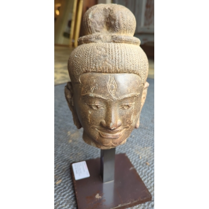 Tête de Shiva en pierre sculptée