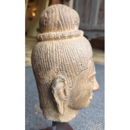Tête de Shiva en pierre sculptée