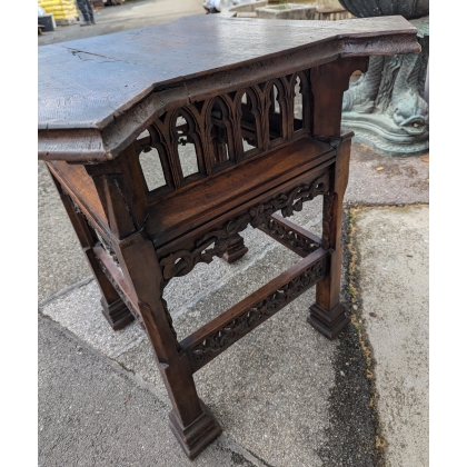 Mesita gótica tallada. En  Moinat SA  - Antigüedades y decoración