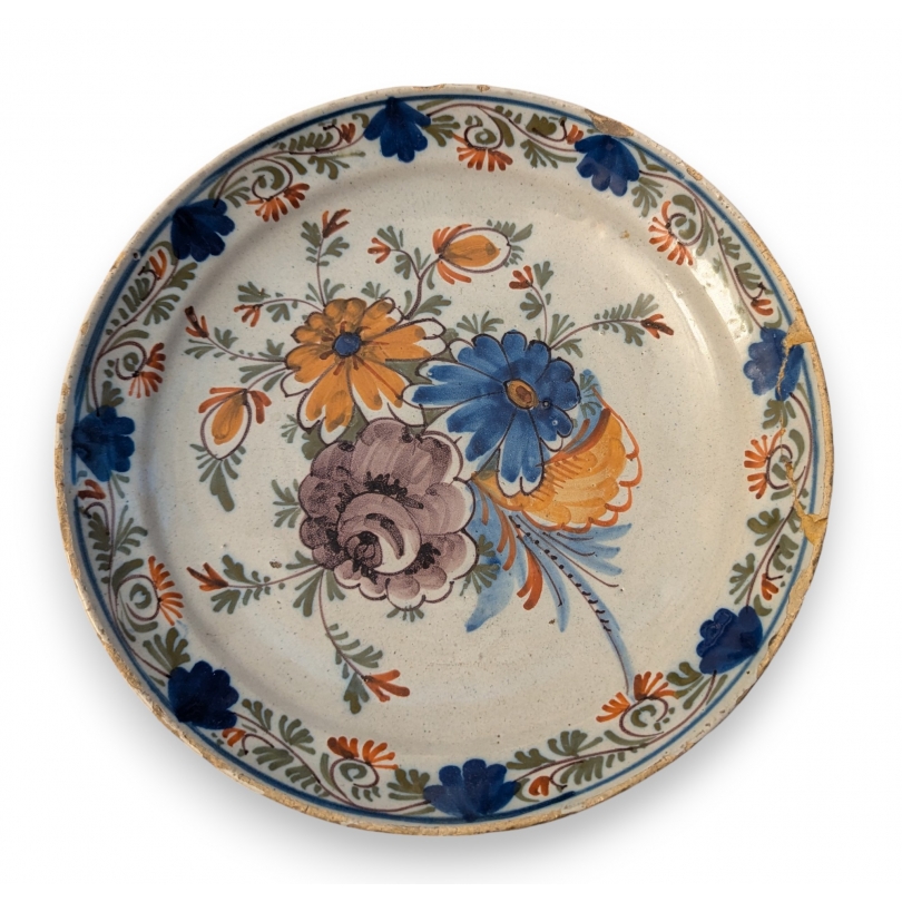 Assiette en faïence de Delft polychrome