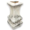 Socle carré en pierre sculptée